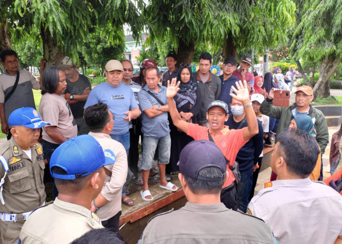 Petakan Lapak Jualan di Alun-alun, Pedagang PFC Bersitegang dengan Satpol PP Purbalingga
