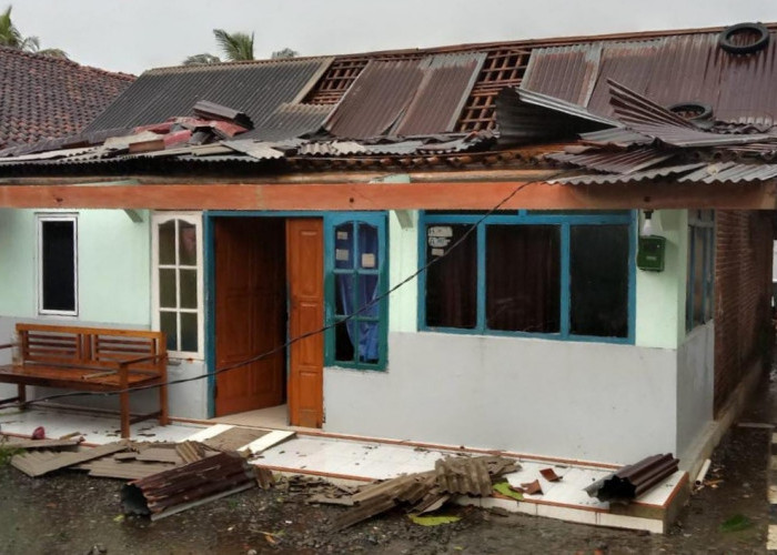 Hujan Deras dan Angin Kencang di Desa Majasem, Atap Rumah Warga Berterbangan