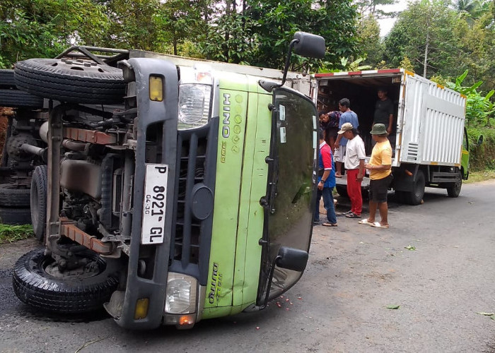 Dua Truk Terguling di Ruas Kemranjen-Tanggeran
