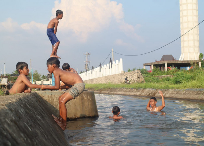 Anak-anak di Purwokerto Pilih Main Sungai Saat Cuaca Panas, Gerah di Rumah Gawai Mulai Ditinggalkan