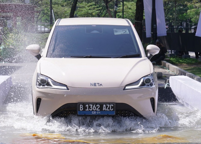Mobil Listrik Terjebak Banjir? Simak Fakta, Risiko, dan Cara Aman Menghadapinya