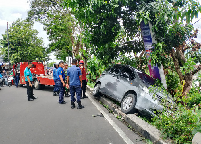 Diduga Mengantuk, Honda Freed Tabrak Pembatas Jalan di Purwokerto Barat
