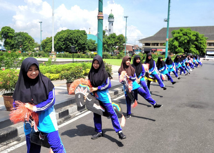 Siswa SMP Negeri 1 Lumbir, Tidak Hanya Belajar Materi Soal Ebeg