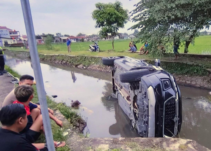 Diduga Mengantuk, Mobil Terjun ke Sungai di Depan Kantor PMI Sokaraja