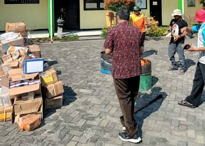 Puluhan Ribu Dokumen Nikah Kedaluwarsa di Cilacap Dimusnahkan