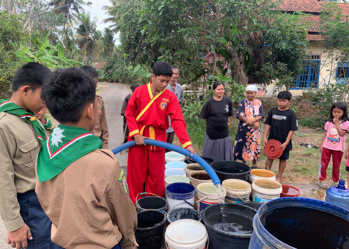 Pontren Insan Mulia Muhammadiyah Gandrungmangu Bantu Distribusi Air Bersih