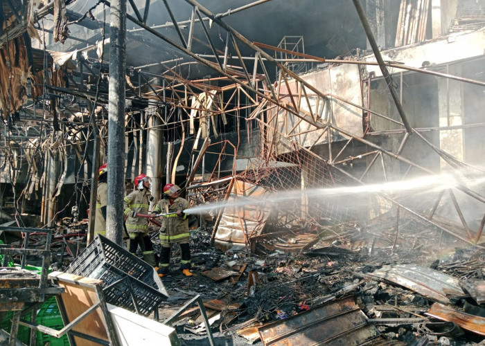 Lima Pos Damkar Dikerahkan, Api di Rita Pasaraya Cilacap Baru Padam Dini Hari