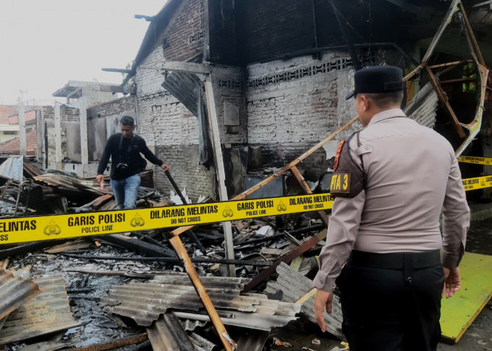 Warung Makan Padang Terbakar di Sawangan Purwokerto, Api Hanguskan Kios Bambu