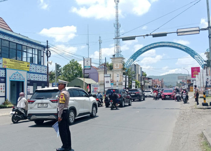 H+3 Lebaran, Arus Lalu Lintas Simpang Tiga Sampang Ramai Lancar Meski Kendaraan Meningkat