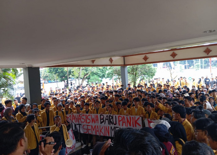 Aksi Dorong-Dorongan Warnai Demo UKT di Unsoed