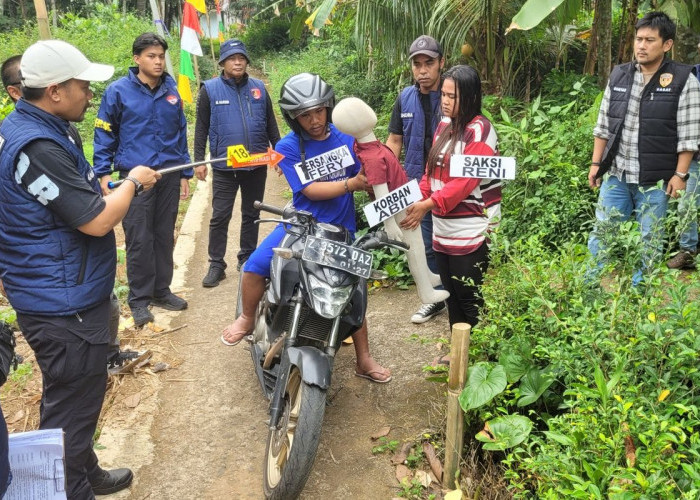 Rekonstruksi Kasus Penganiayaan Balita di Wanareja, Cilacap Ricuh, Polisi Evakuasi Tersangka