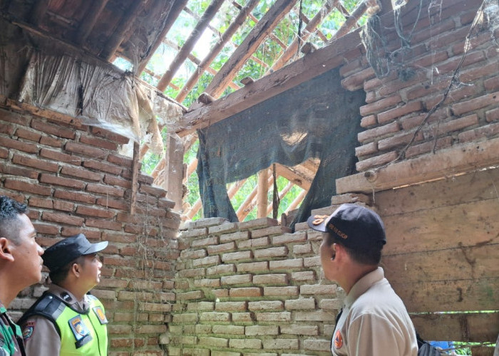 Hujan Deras Disertai Angin, Dua Rumah Warga di Dua Kecamatan di Cilacap Roboh