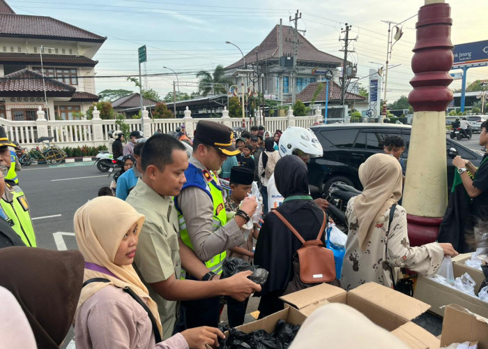 Aksi Bagi Takjil Dapat Sambutan Warga