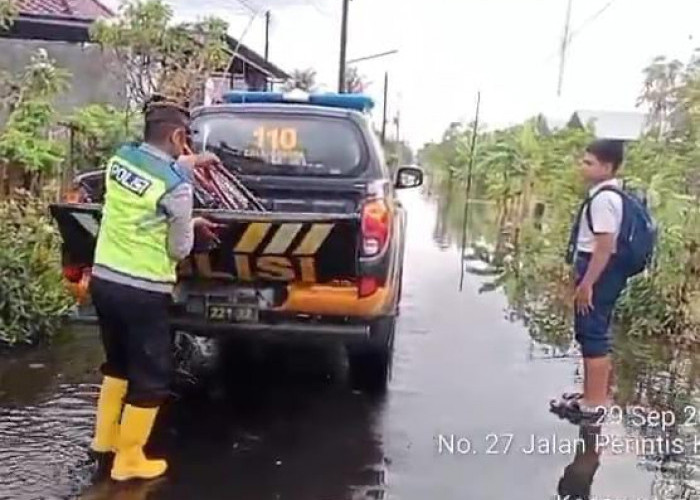 Genangan Air Rendam Cilacap Utara, Polisi Turun Bantu Warga dan Antar Anak Sekolah