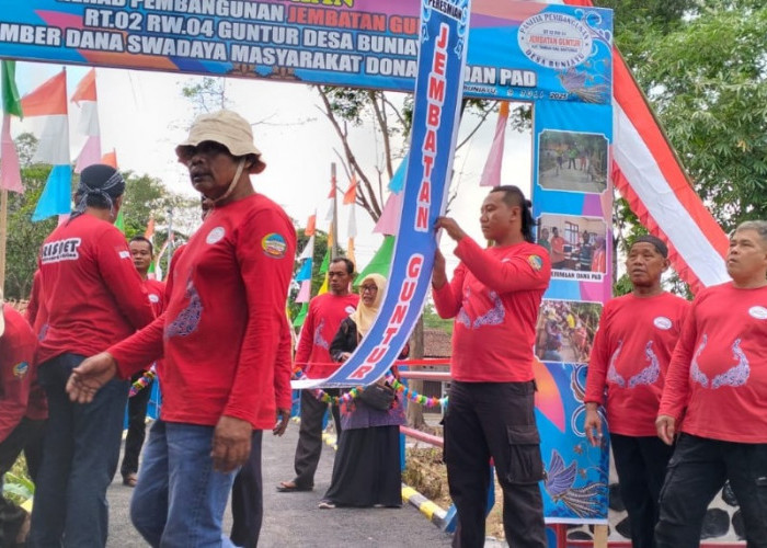 Warga Swadaya Bangun Akses Lintas Kabupaten 