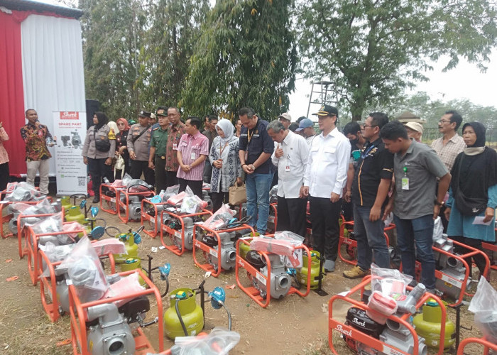 Rofik Salurkan Bantuan Mesin Pompa Air Konversi untuk Petani