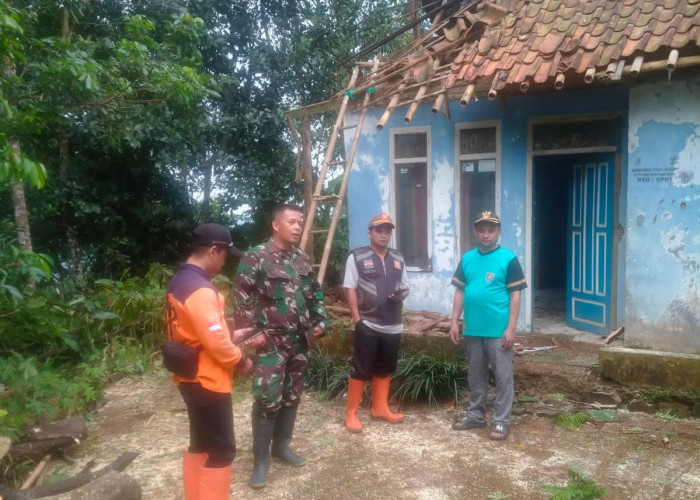 Cuaca Ekstrem di Wanareja Cilacap, Pohon Petai Roboh Timpa Rumah Warga