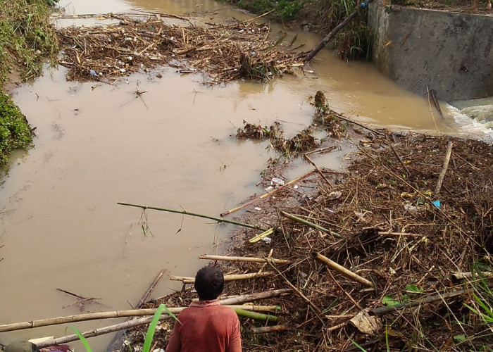 Jumlah Sampah di Bangunan Talang Sungai Angin Sumpiuh Terus Bertambah