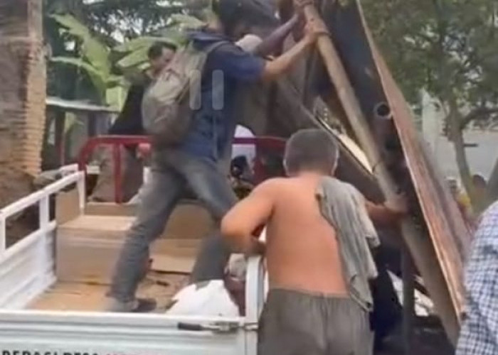 Kendaraan Roda 3 Tabrak Tobong Bata di Desa Kedungwinangun Kebumen