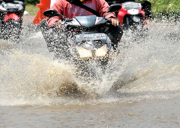 WAJIB TAU! Cara Mengatasi Motor Matic yang Terkena Banjir, Hindari Kerusakan Serius