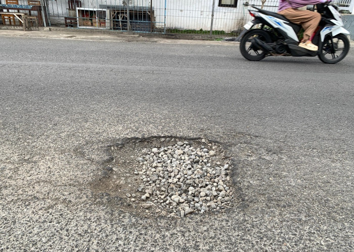 Jalan Kober Rusak Berlubang, Perbaikan Masih Tunggu Anggaran