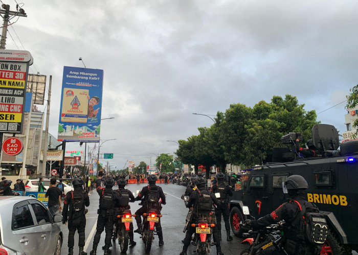 Demo di Pemkab Banyumas Berakhir Ricuh, Polisi Dilempari, Kantor Dirusak, Polisi Balas Gas Air Mata