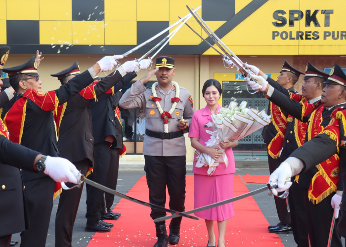 Tradisi Pedang Pora Sambut Kapolres Purbalingga AKBP Hendry Susanto Sianipar