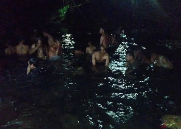 Filosofi Dibalik Ritual Kungkum di Kali Cawang Malam Nisfu Syaban