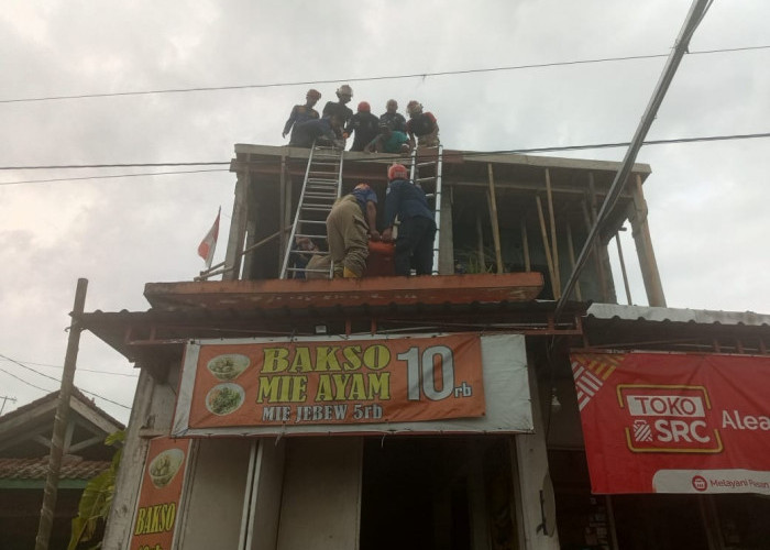 Perbaiki Atap, Pekerja Tersengat Listrik