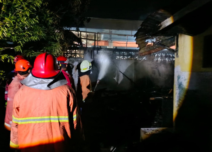 Rumah Warga Sokaraja Banyumas Ludes Terbakar Dini Hari, Api Hanguskan Motor, Kerugian Ditaksir Capai Rp50 Juta