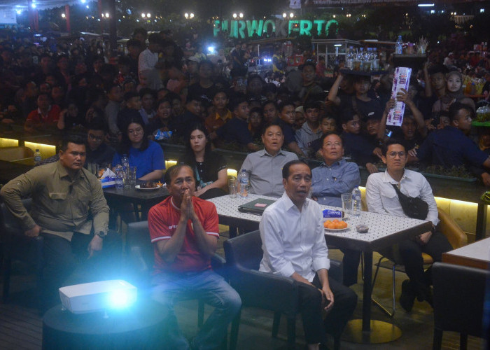 Jokowi Datang Penonton Senang, Ikut Nobar TImnas Indonesia di Alun-alun Purwokerto