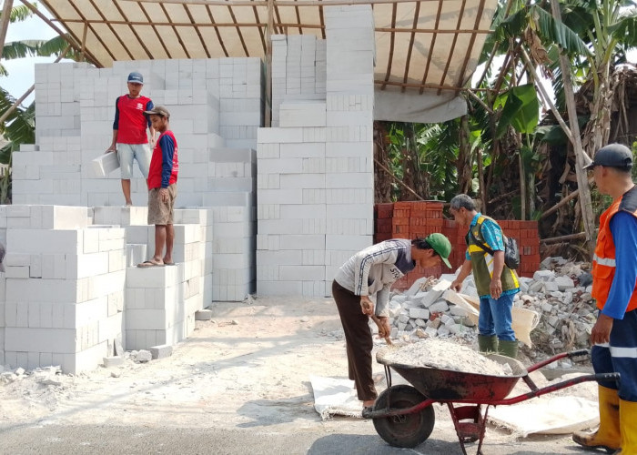 Puing Hebel Sumbat Drainase Sumpiuh Banyumas, Air Meluap ke Jalan dan Pasar Desa