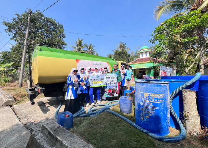 SMA Muhammadiyah Cilacap Salurkan Bantuan Air Bersih ke Dua Wilayah