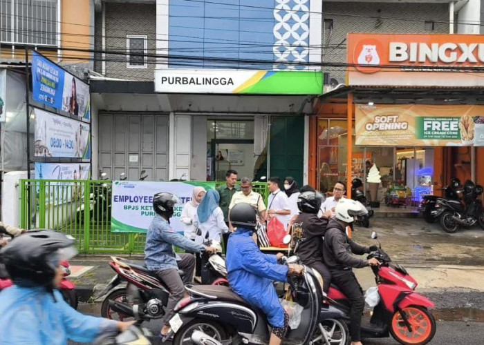 BPJS Ketenagakerjaan Purbalingga Bagikan Takjil untuk Sopir Angkot dan Driver Online