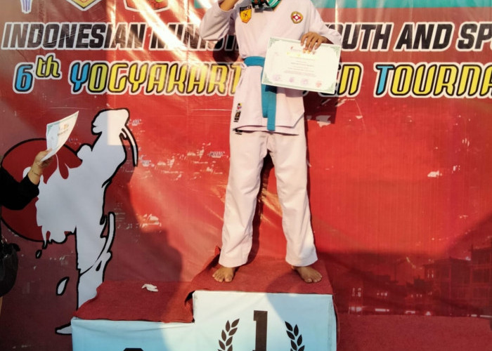 Setahun Tempa Diri, Dhefar Fattan Mubina Berdiri di Podium Tertinggi