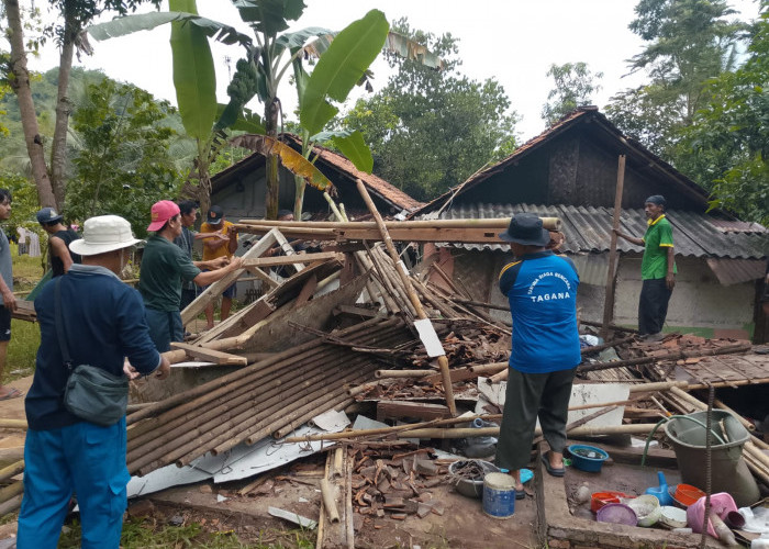 Rumah Semi Permanen Roboh Diterjang Hujan dan Angin di Cimanggu, Kerugian Capai Rp 30 Juta
