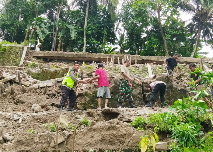 Talud Ambruk, Jalan Desa Krakal Sempat Terputus