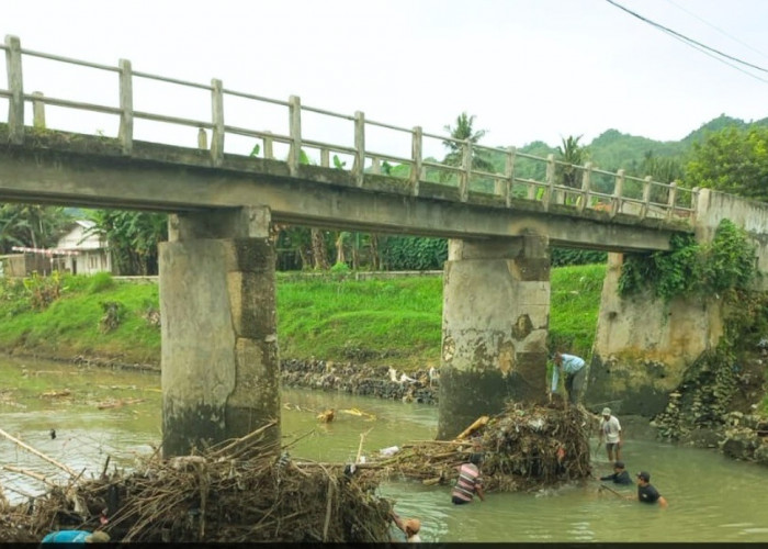 Antisipasi Banjir, Warga Danasri Bersihkan Sungai
