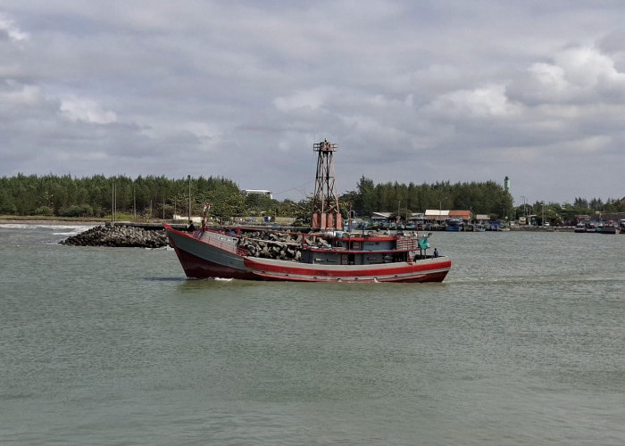 Gelombang Tinggi Hingga 4 Meter di Perairan Selatan Jawa Tengah, Nelayan Tetap Waspada