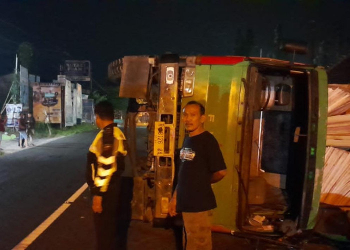 Kecelakaan Tunggal, Truk Terguling di Samping Pos Satlantas Bobotsari