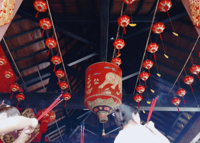 Tiga Malam Berburu Ribuan Pipit untuk Fangshen Klenteng Boen Tek Bio Banyumas