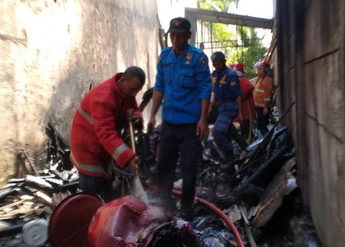 Gegara Lupa Matikan Tungku, Rumah dan Juga Gudang Rongsok di Purwokerto Hangus Terbakar