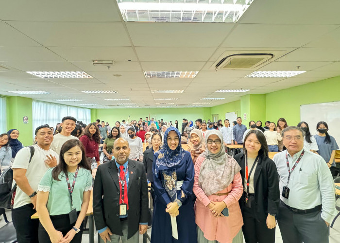 Dosen Farmasi UMP Berbagi Pengetahuan di Malaysia Melalui Guest Lecture