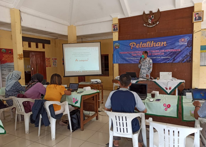 Tim Dosen Amikom Latih Pembuatan Website Perangkat Desa dan Karangtaruna Karangsalam Lor