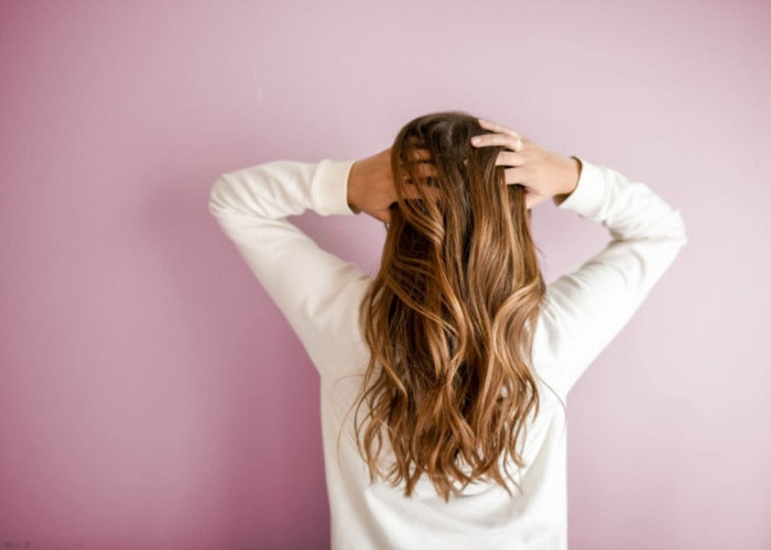 Inilah Cara Menghilangkan Ketombe dan Mencegah Rambut Rontok yang Perlu Kamu Ketahui
