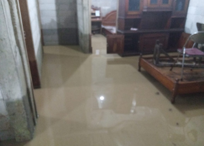 Banjir Rendam Puluhan Rumah di Desa Parungkamal Lumbir