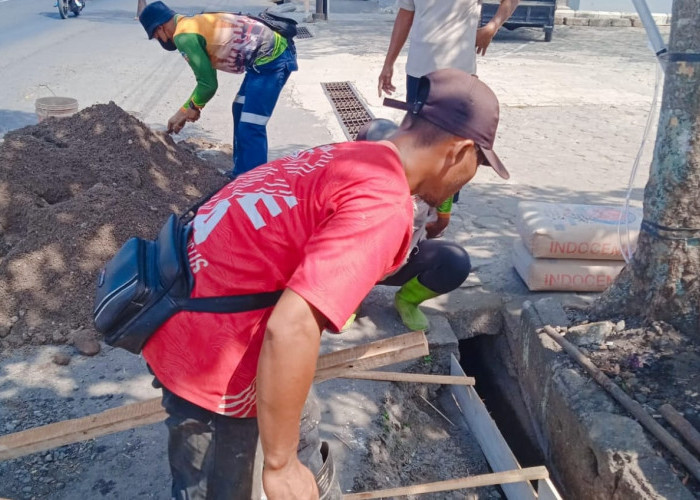 Drainase Jalan Sumpiuh Banyumas Rusak, Genangan Ganggu Mobilitas Warga