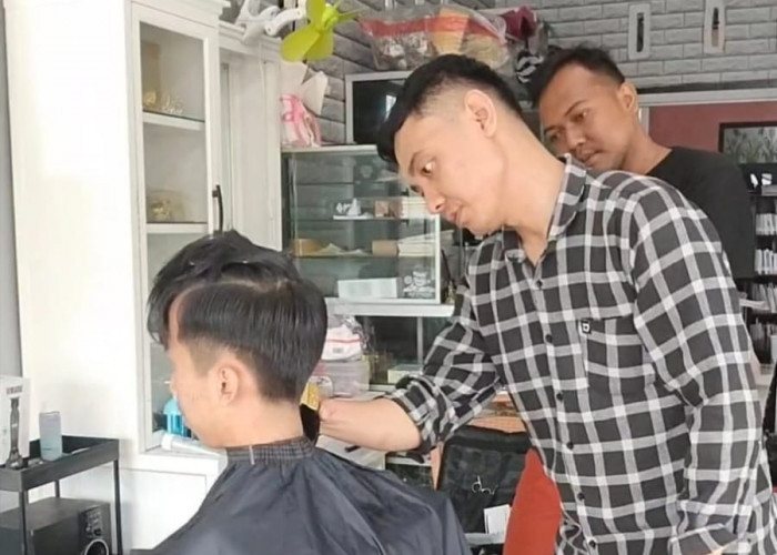 Jelang Lebaran Barbershop Ramai, Kunjungan Cukur Rambut Naik hingga 50 Persen, Ini Model yang Paling Diminati