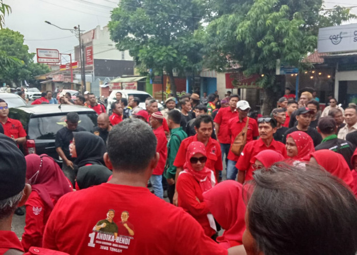 Puluhan Orang Datangi Kantor Bawaslu Kabupaten Purbalingga, Laporkan Pencatutan Logo PDIP 