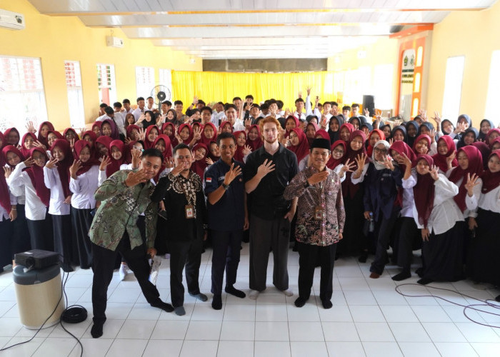 Native Speaker Latih Siswa MAN 4 Kebumen